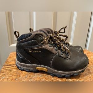 Columbia Newton Ridge Leather Hiking Boot Boys Size 3